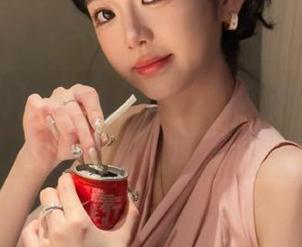 绝美图片全面更新！跟随Hyoyeon (김효연)一起欣赏她的美腿风采